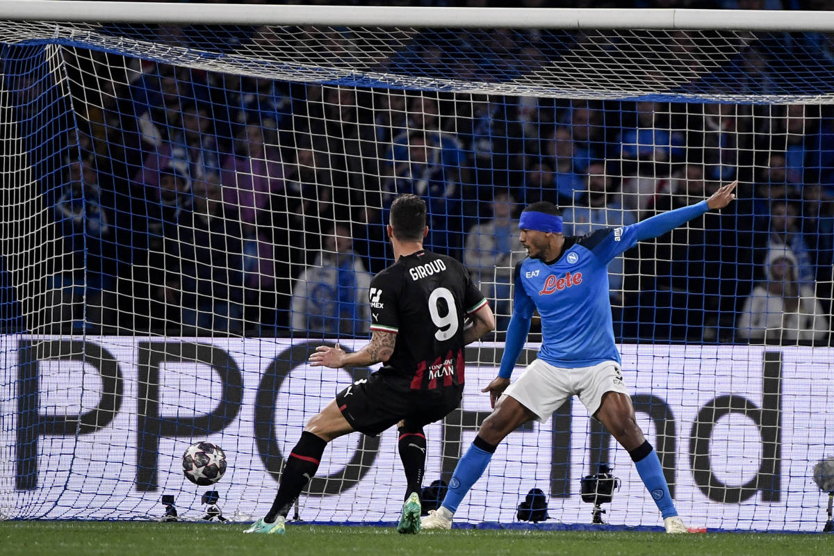 Olivier Giroud del Milan anota el gol de la ventaja para su equipo ante el Napoli en Champions League